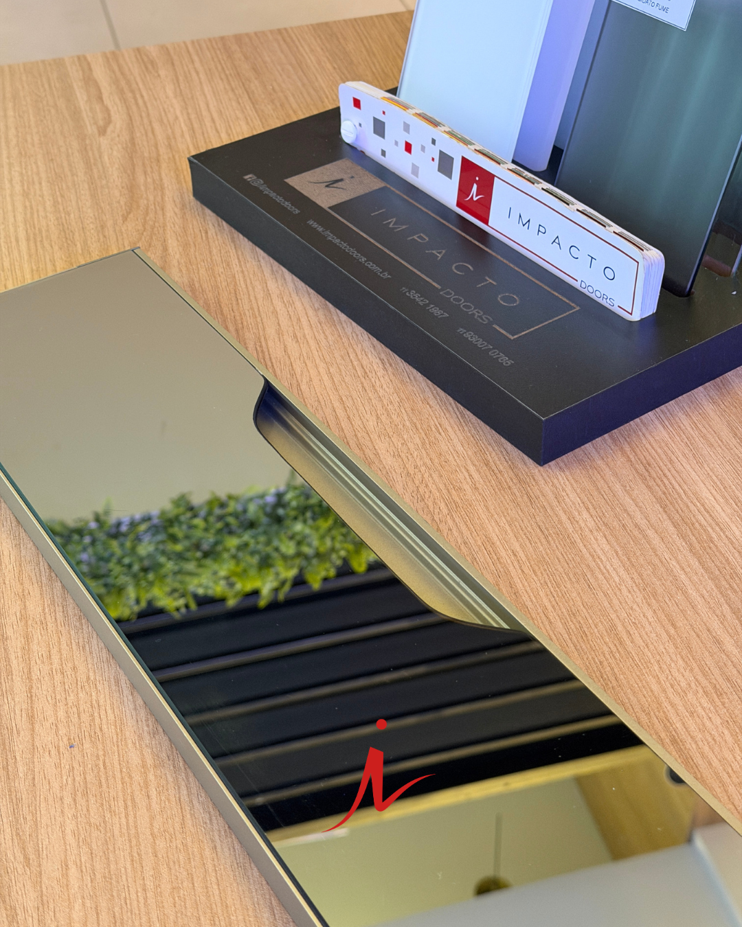 Puxador usinado em vidro fumê com display Impacto Doors